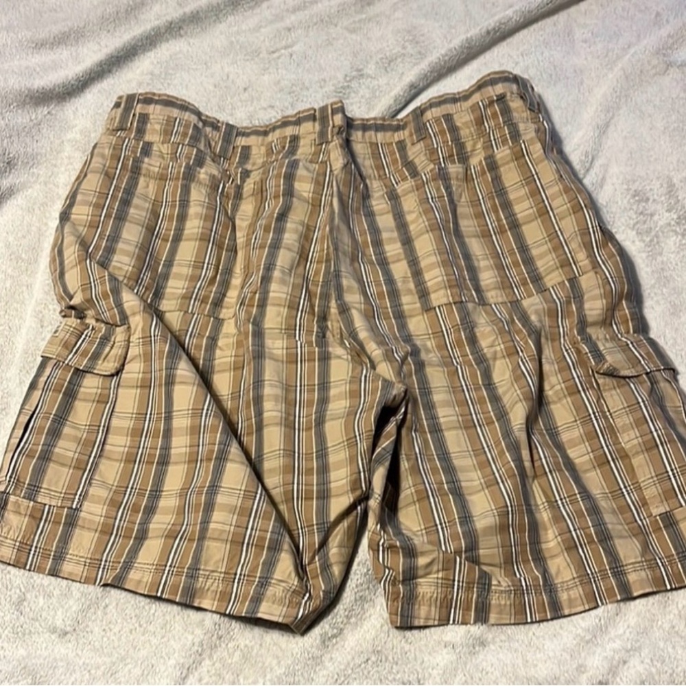 Wrangler Men's Beige Plaid Cargo Shorts